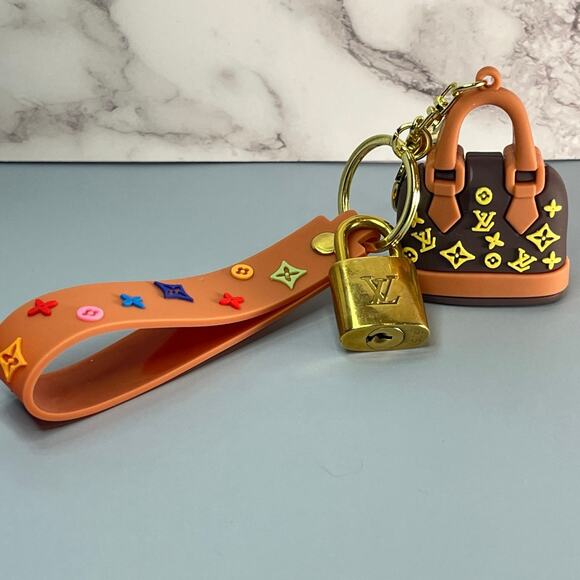 Louis Vuitton Lock #325 with a Mini Fashion Handbag and Loop Keychain - Picture 3 of 4